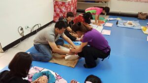 2016/12/25嬰幼兒按摩自費班課程照片4