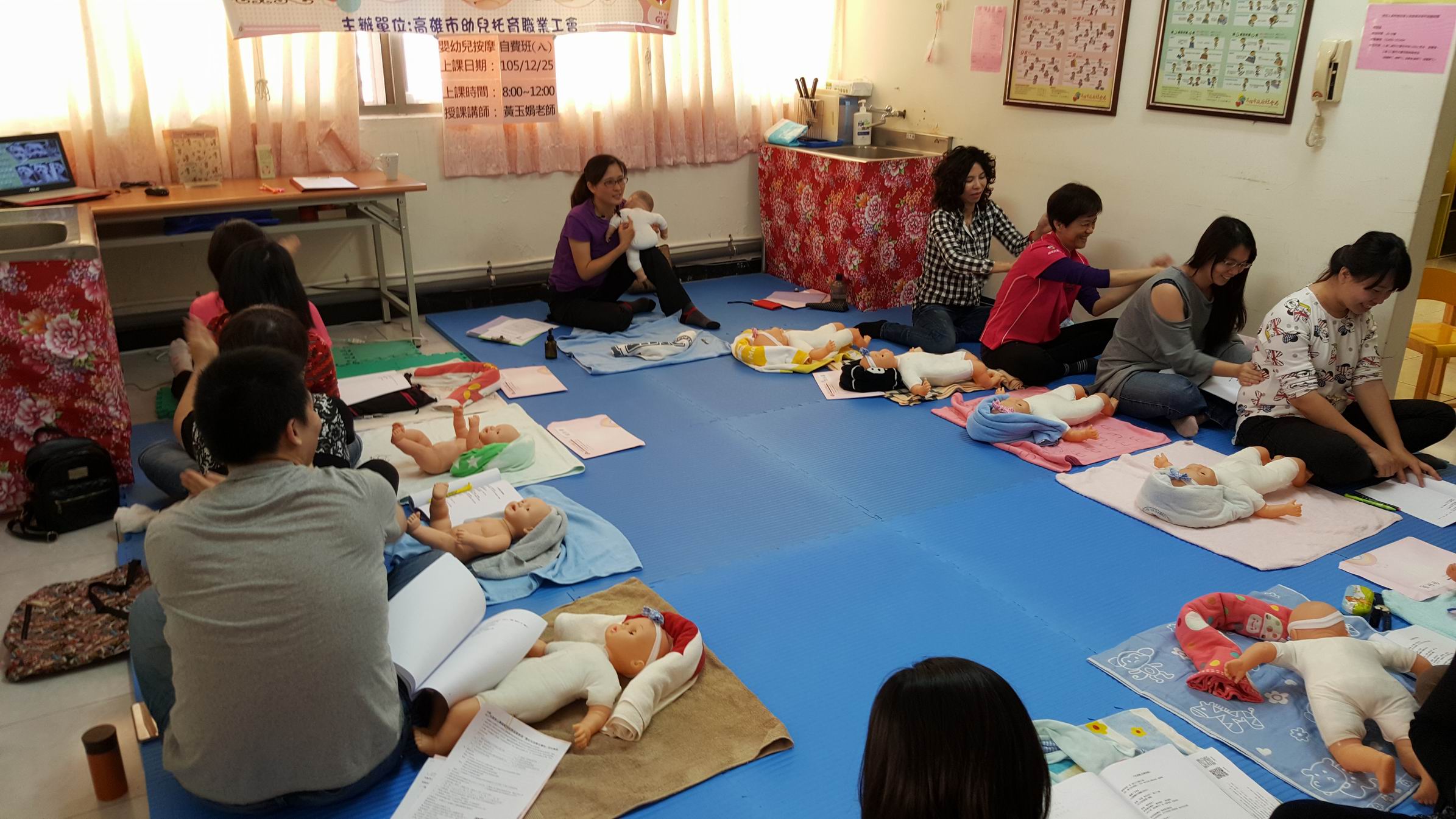 2016/12/25嬰幼兒按摩自費班課程照片6