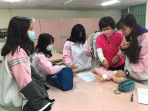 110/01/12三民家商嬰幼兒呼吸道阻塞急救法照片2