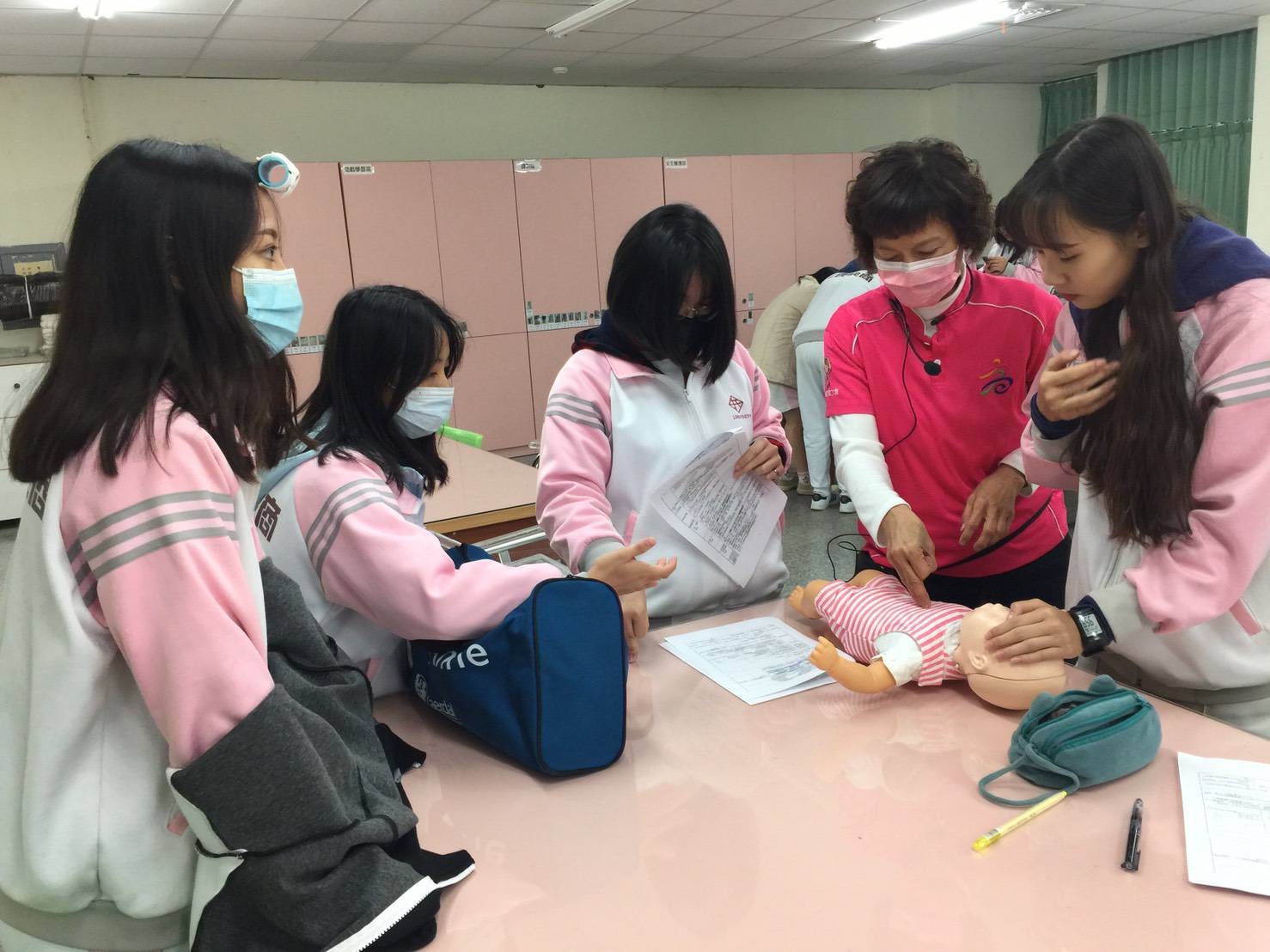 110/01/12三民家商嬰幼兒呼吸道阻塞急救法照片2