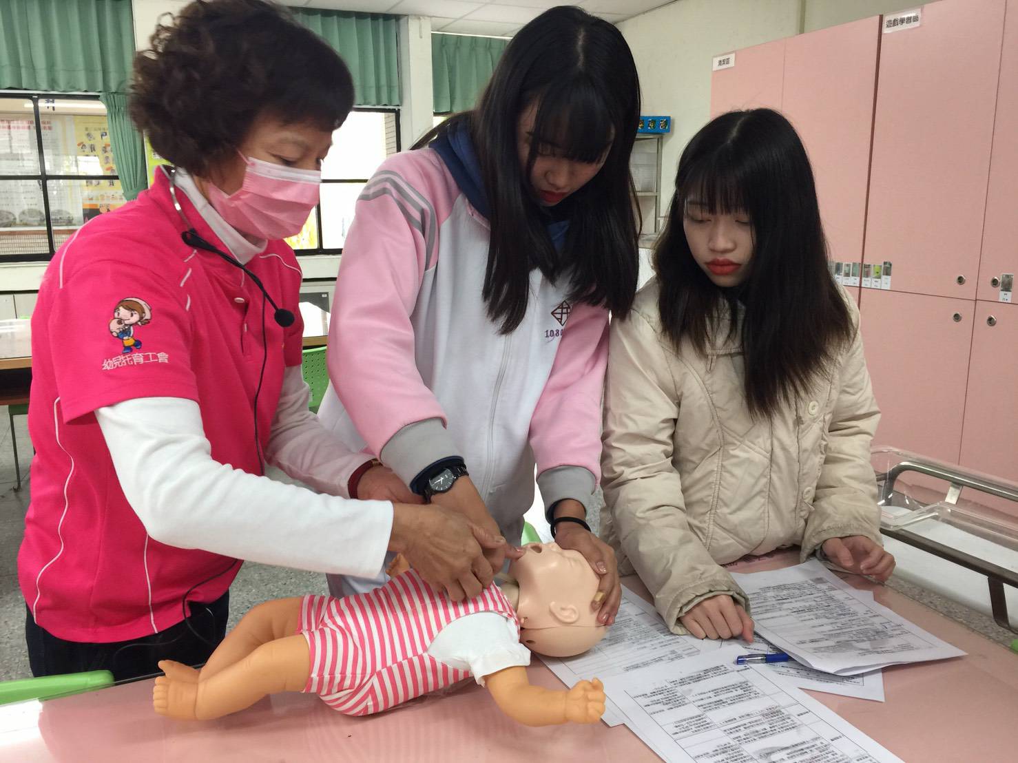 110/01/12三民家商嬰幼兒呼吸道阻塞急救法照片3