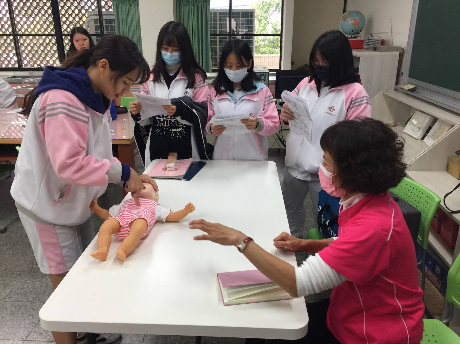 110/01/12三民家商嬰幼兒呼吸道阻塞急救法照片4