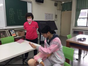 110/01/12三民家商嬰幼兒呼吸道阻塞急救法照片5