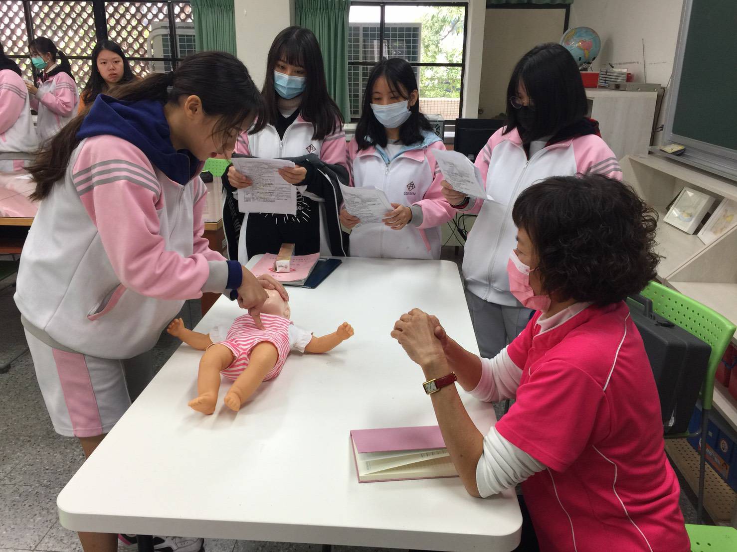 110/01/12三民家商嬰幼兒呼吸道阻塞急救法照片6