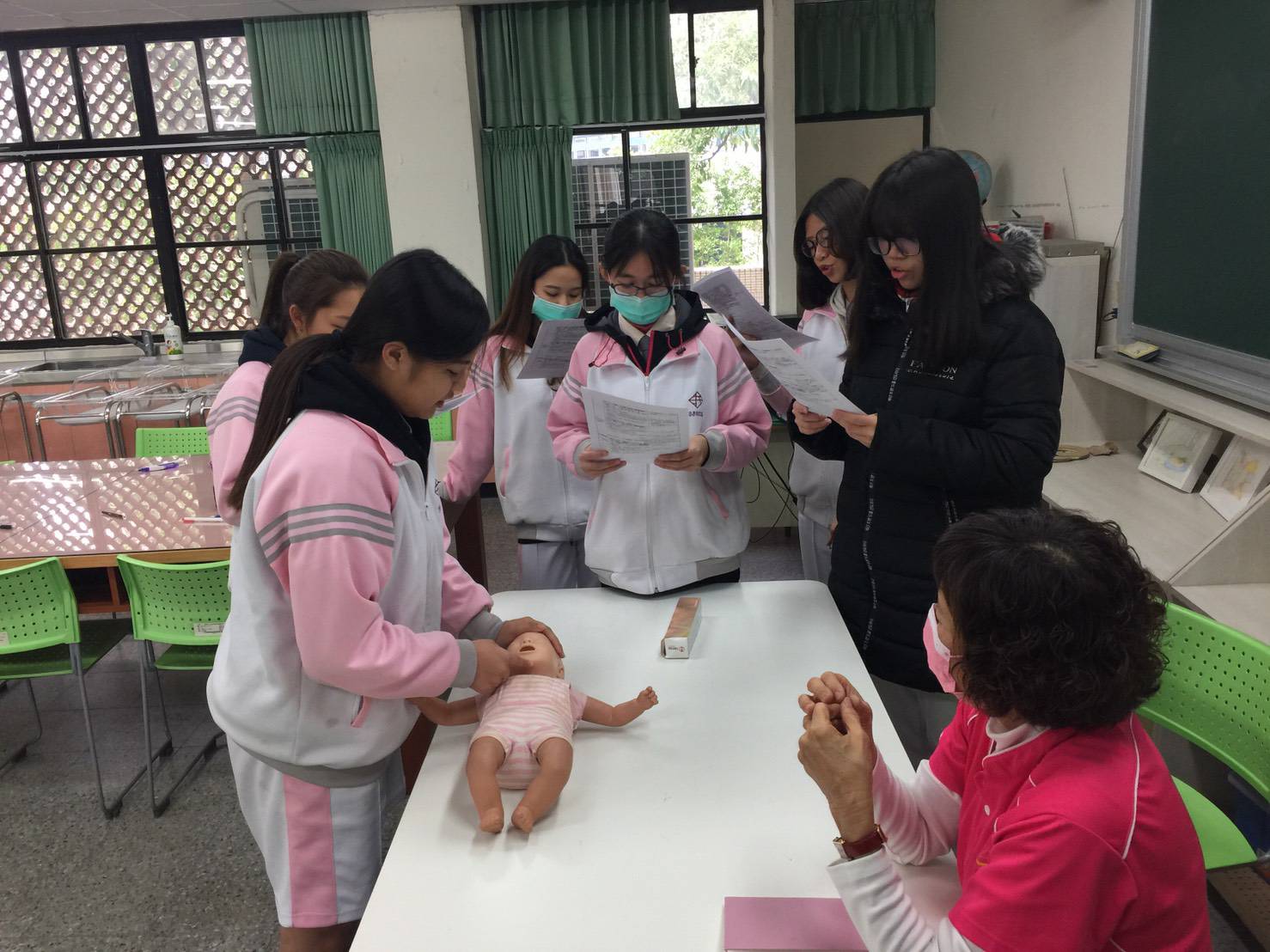 110/01/12三民家商嬰幼兒呼吸道阻塞急救法照片7