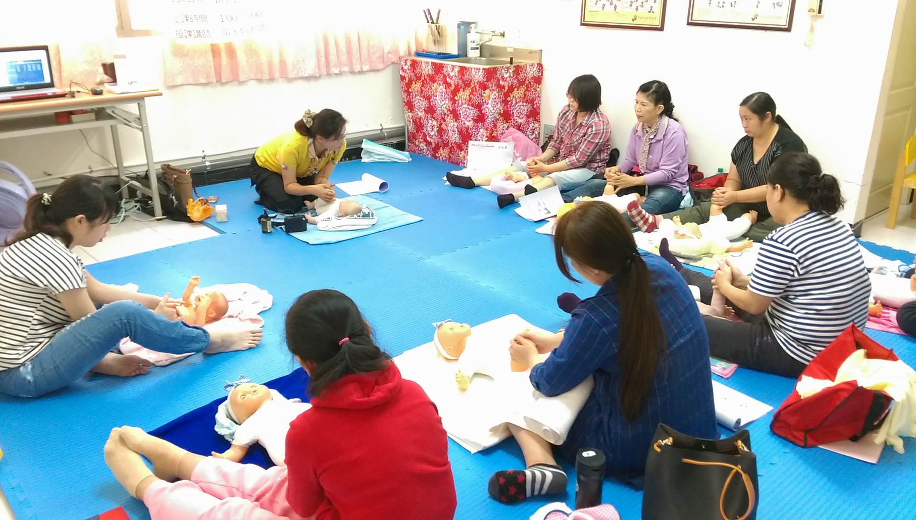2016/12/25嬰幼兒按摩自費班課程照片18
