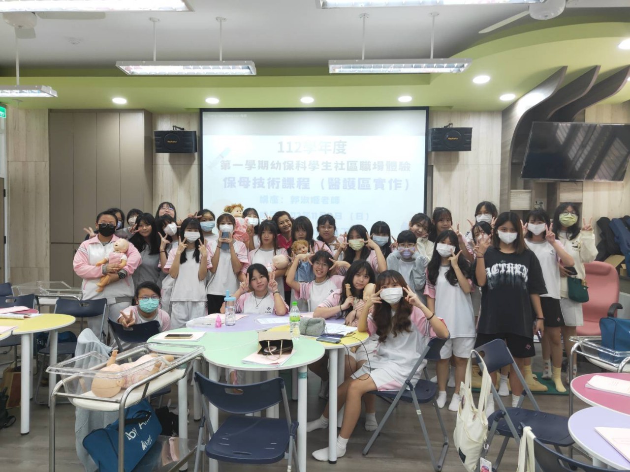 112/11/04三民家商保母技術醫護區實作合照