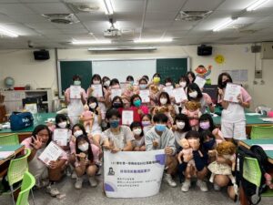 111/10/30三民家商保母技術醫護區實作合照1