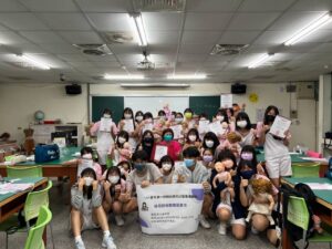 111/10/30三民家商保母技術醫護區實作合照2