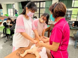 111/10/30三民家商保母技術醫護區實作照片2